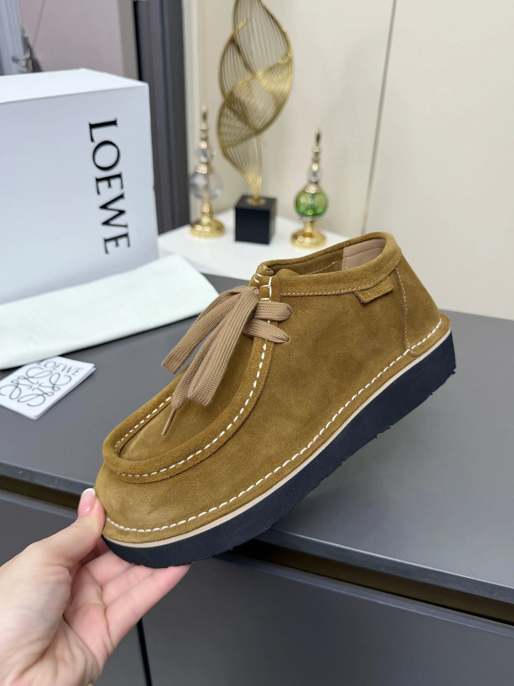 👟👟Ex-factory price 560👟👟 LOEWE·Loewe's latest kangaroo shoes, split cow leather, suede cow leather, thick-soled lace-up casual shoes, lace-up retro British style, from design to texture, allowing you to easily have a high-end luxury wearing experience. The upper is made of imported high-mercerized smooth cow suede. The delicate texture has a natural velvet-like sheen. Every inch exudes low-key sophistication. It is matched with the light-feeling EVA foam outsole. The 3-centimeter heel height is just right. It not only quietly elongates the body shape, but also brings the comfort of walking on the ground! The original version was purchased and developed, and the details are well handled. It is worth owning. It has a unique fashionable and trend-leading style. It is highly recommended to stock up. The shoe style is great, the leather is soft and comfortable, very comfortable on the feet and easy to match. ✦Fabric: imported high mercerized cowhide ✦Lining: no lining ✦Outsole: original EVA foam outsole ✦Number of sizes: women's size: 35#-40# (TT)